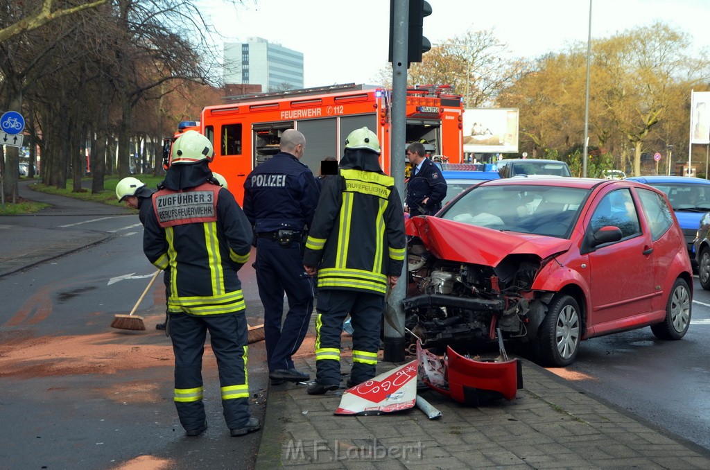 VU Pkw Ampel Koeln Universitaetstr Duerenerstr P36.JPG - Miklos Laubert